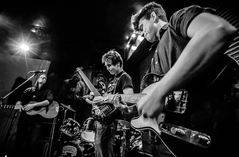 Groupe de jeunes musiciens sur scène