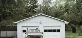 un garage en bois