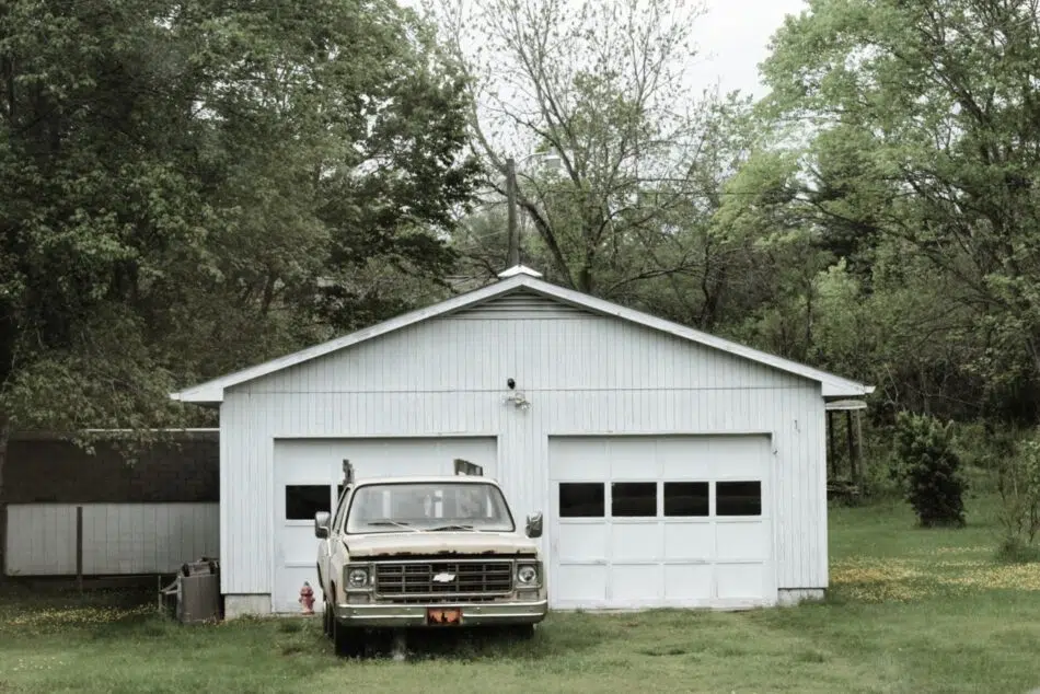 un garage en bois