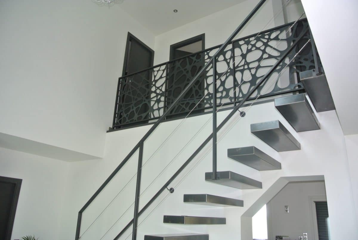 Les escaliers en métal et bois des designs modernes et intemporels