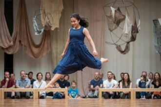 Danseuse contemporaine captivant le public lors d'un spectacle immersif