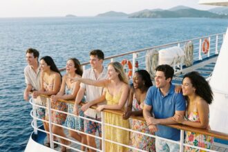 Groupe de jeunes profitant d'une croisière en vacances