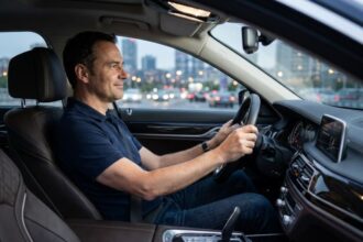 conducteur détendu au volant d'une voiture berline moderne