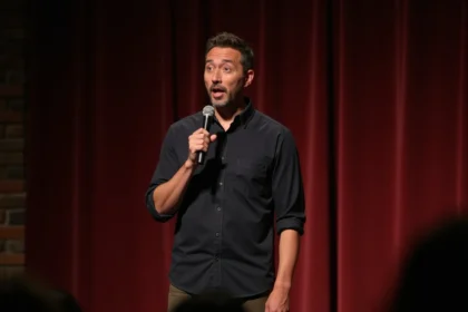 Humoriste sur scène dans un club de comédie lors d'un spectacle d'humour noire