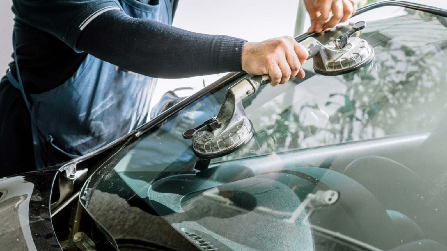 Remplacement de pare-brise à Saint-Malo : conseils pour choisir un service de confiance