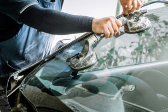 Remplacement de pare-brise à Saint-Malo : conseils pour choisir un service de confiance